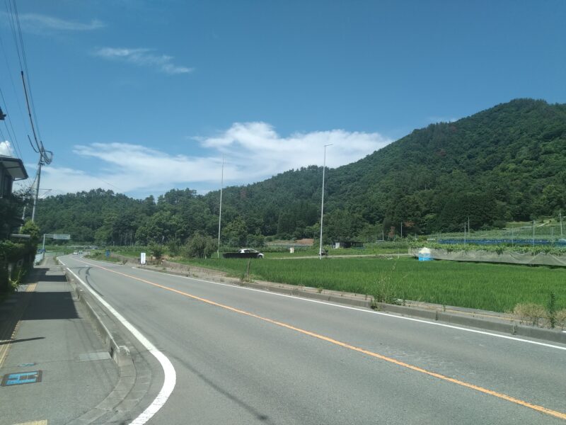 山の神キャンプ場前の道路